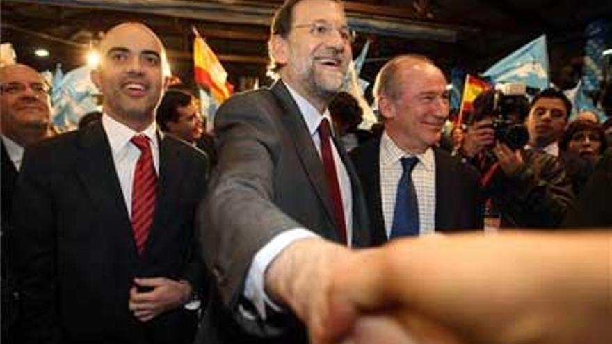 Rajoy promete aplicar las políticas de Rodrigo Rato