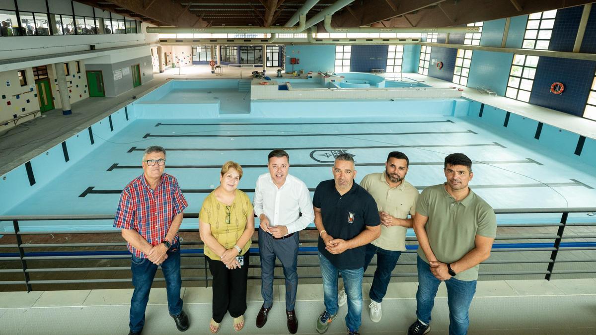 Teodoro Sosa y Ancor Bolaños, en el centro, en los trabajos de sustitución del liner de la piscina junto a Antonio Suárez, Ulises Miranda, Ana Mendoza y Pedro Mendoza.jpg