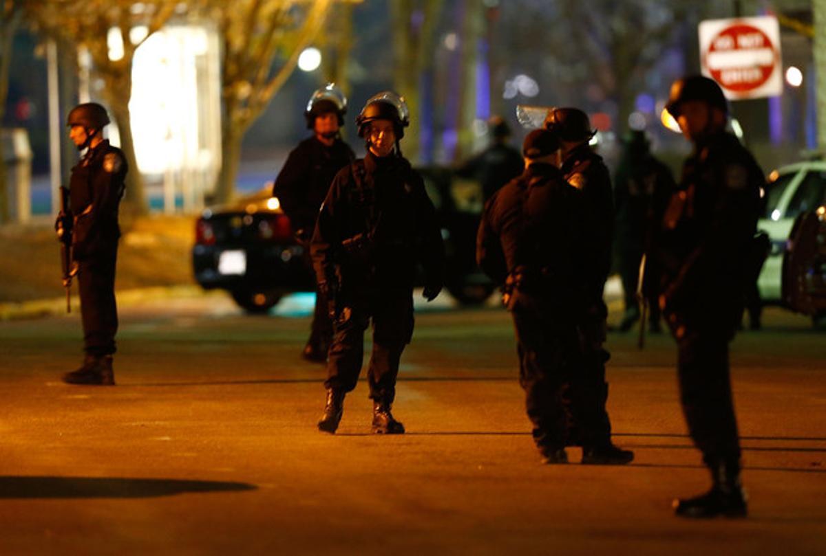 La policia s’ha desplegat a l’aparcament pròxim a un centre comercial de Watertown.