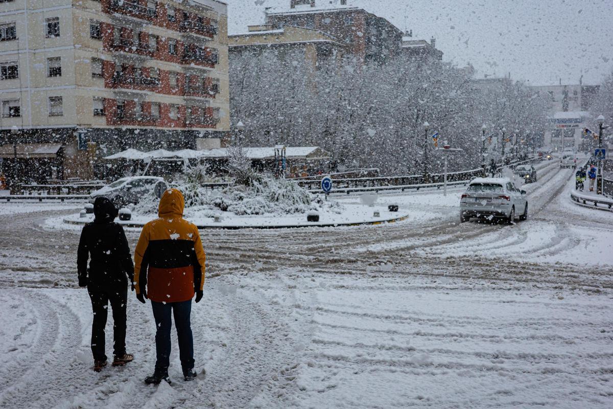 Dos personas observan un paisaje gélido en Solsona.