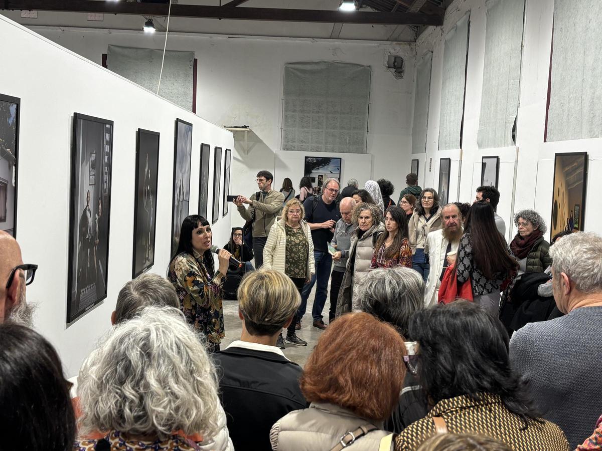 Assistents a la visita comentada de Retratos de Familia, d’Estela de Castro