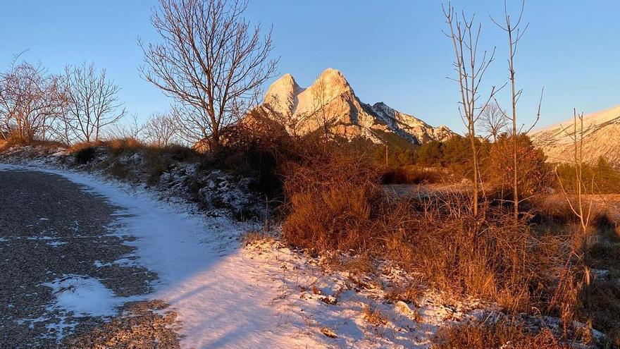 Neu a Saldes, amb vistes del Pedraforca