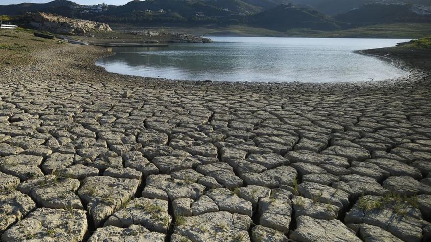 Las restricciones por la sequía disparan la demanda de cubas de agua para las piscinas