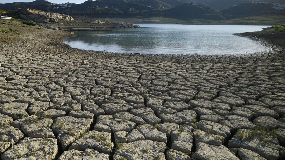 El pantano de la Viñuela, bajo mínimos. | ÁLEX ZEA