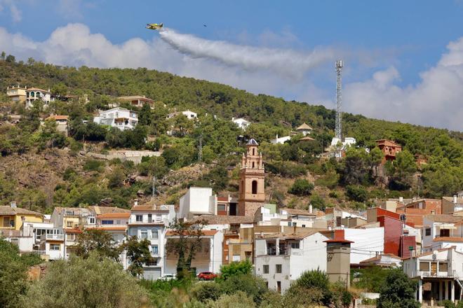 Los bomberos contienen el incendio del parque natural de Serra Calderona pero los vecinos no podrán volver aún a Gátova (Valencia)