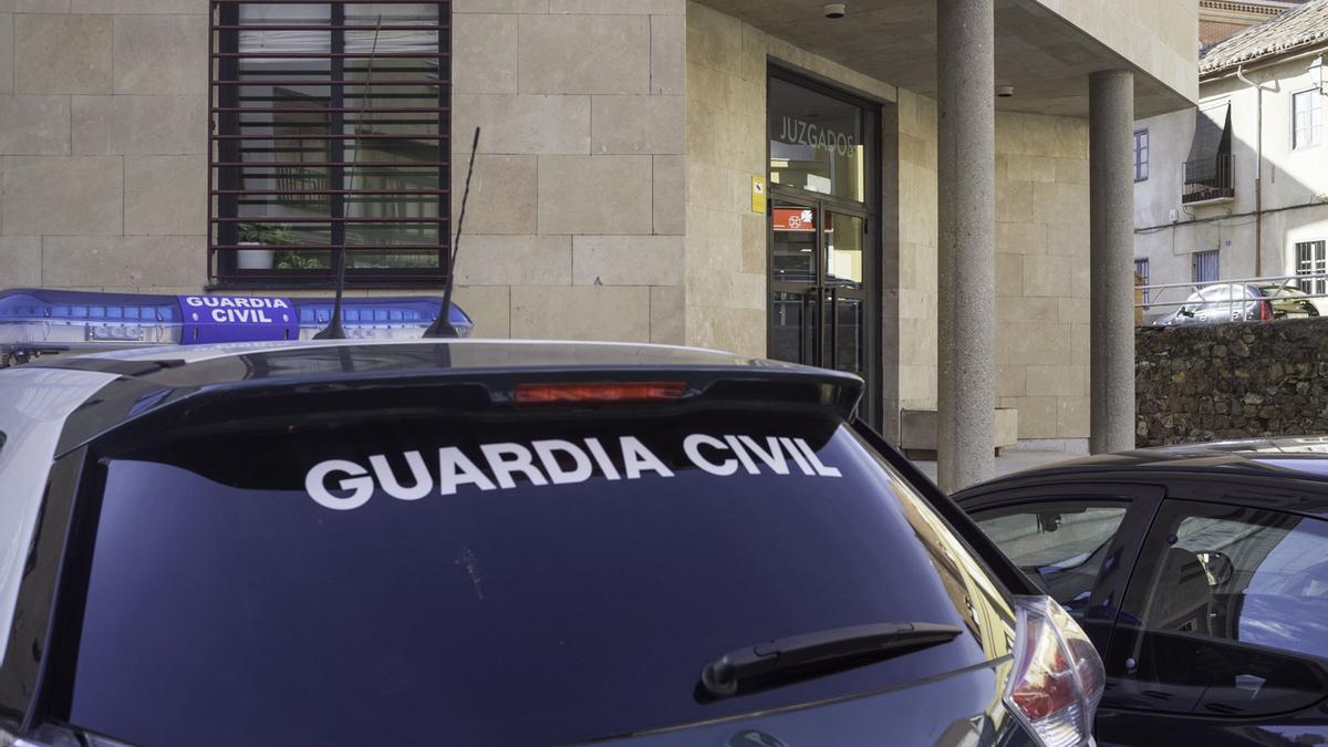 Un coche de la guardia civil a las puertas del juzgado