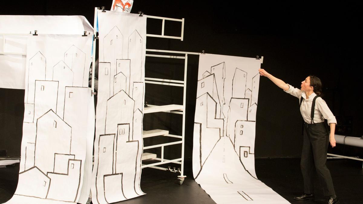 El Teatro Cánovas acoge 'Una storia Sottosopra', una delicada obra gestual y trepidante realizada en papel