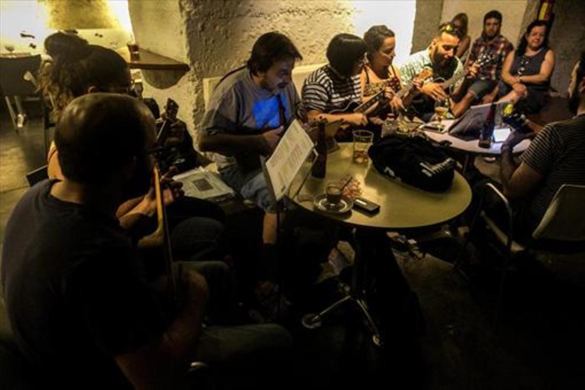 El sótano del restaurante Rita Blue, el domingo pasado, durante la última ’ukedada’ del Barcelona Ukelele Club. El sótano del restaurante Rita Blue, el domingo pasado, durante la última ’ukedada’ del Barcelona Ukelele Club.