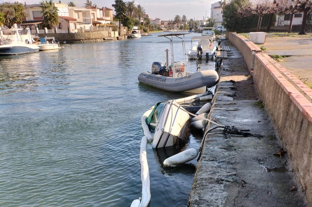 Barca hundida tras un largo tiempo sin que el propietario se haga cargo del mantenimiento, en Empuriabrava.