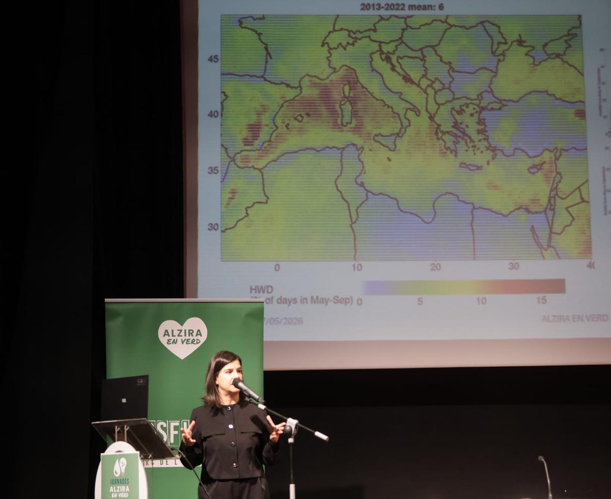 Samira Khodayar durante su exposición antes de la mesa redonda sobre las emergencias como consecuencia del cambio climático.