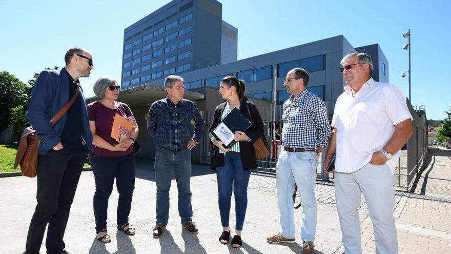 Representantes de colectivos y del gobierno local, ayer en la Delegación de la Xunta en Pontevedra. // G.S.