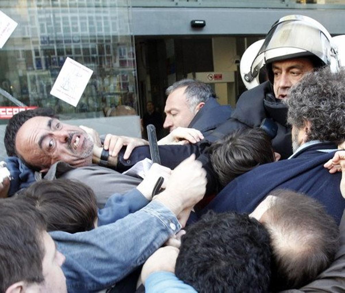 Enfrontament entre un piquet informatiu i la Policia a l’entrada de l’edifici dels Ministeris a Santander.