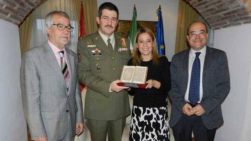 La alcaldesa de Cáceres garantiza continuidad del Cefot en la despedida del coronel Bernardi