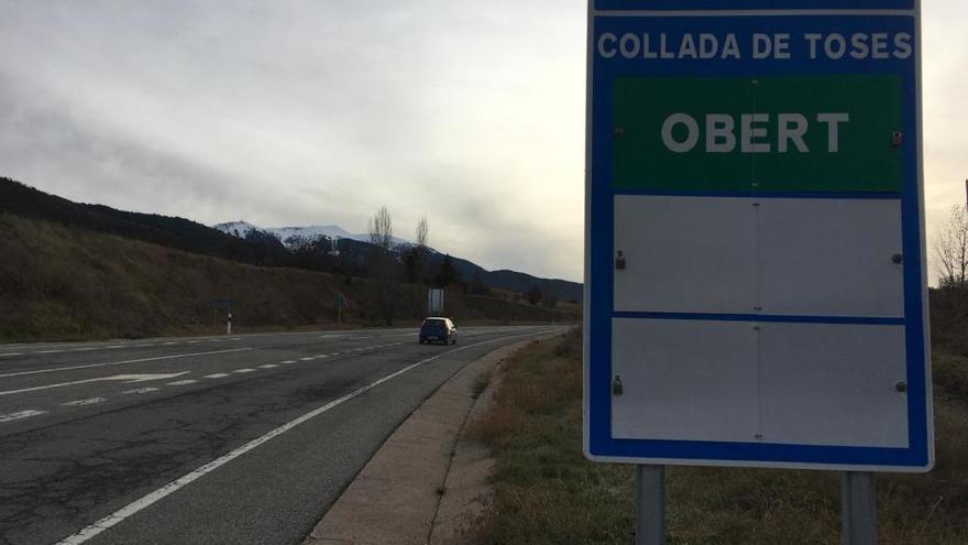 Foment posa el nou asfalt  i reobre el tram cerdà de la Collada de Toses