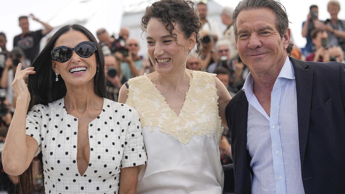 Dennis Quaid, la directora Coralie Fargeat y Demi Moore en Cannes.
