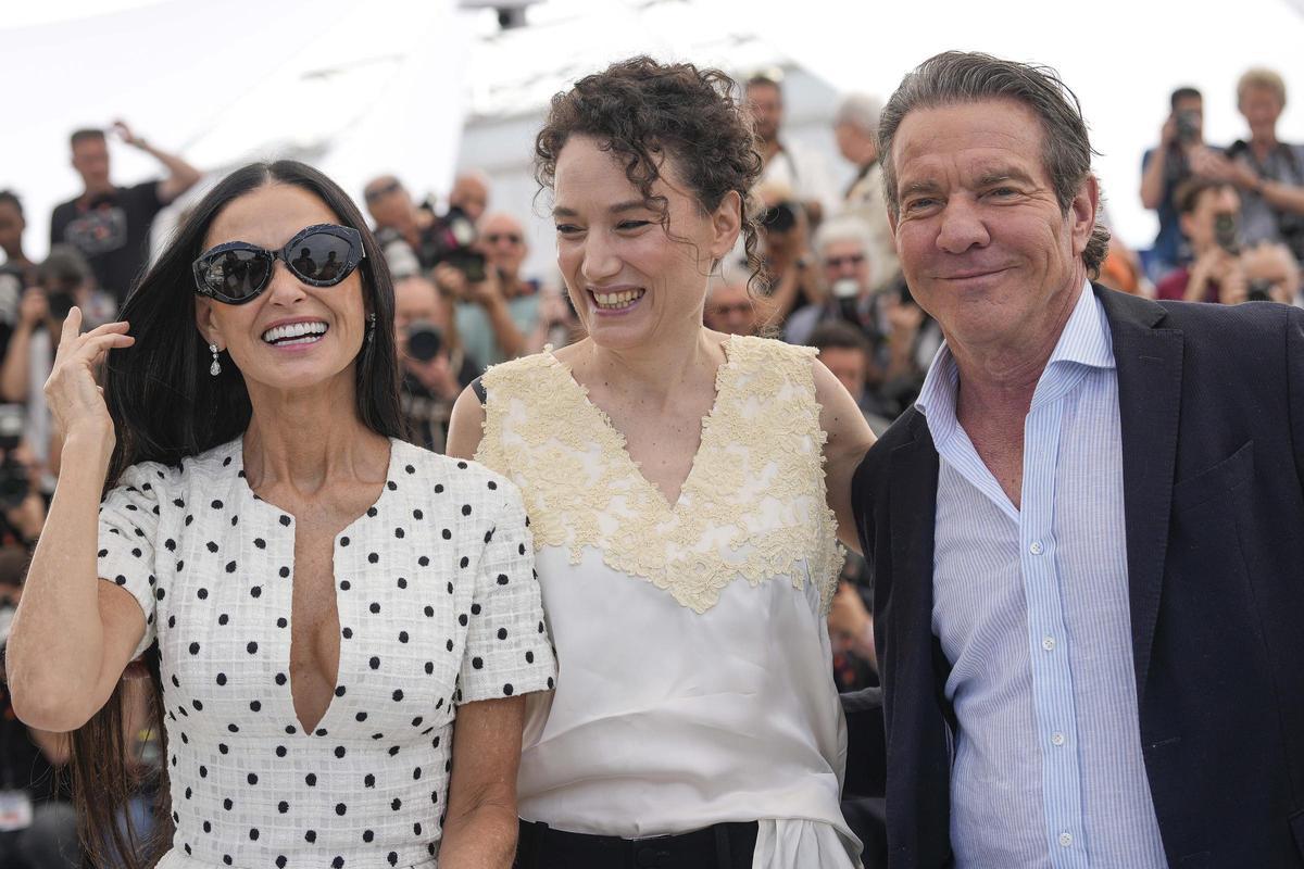 Dennis Quaid, la directora Coralie Fargeat y Demi Moore en Cannes.