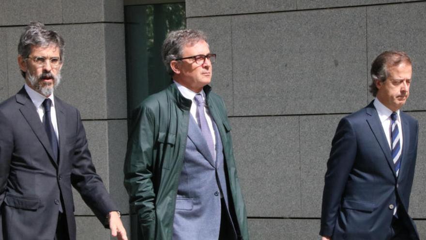 Jordi Pujol Ferrusola amb els seus advocats a les portes de l&#039;Audiència Nacional