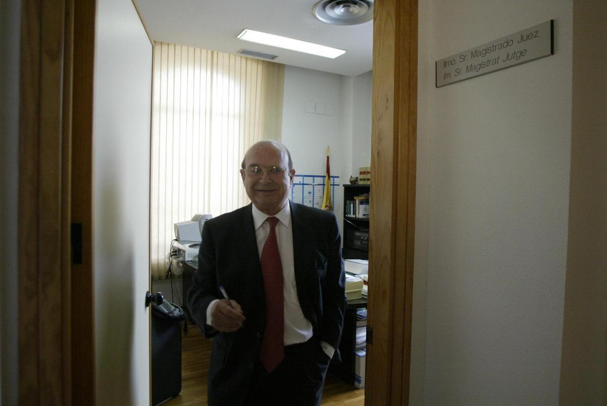 El magistrado Luis Segovia, en la puerta de su despacho en el Registro Civil de Alicante.