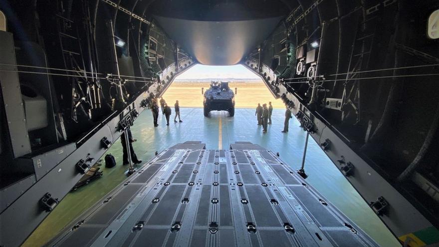 Pruebas de carga del blindado 8x8 Dragón, fabricado por el consorcio Tess Defence, en un avión. | EJÉRCITO DEL AIRE