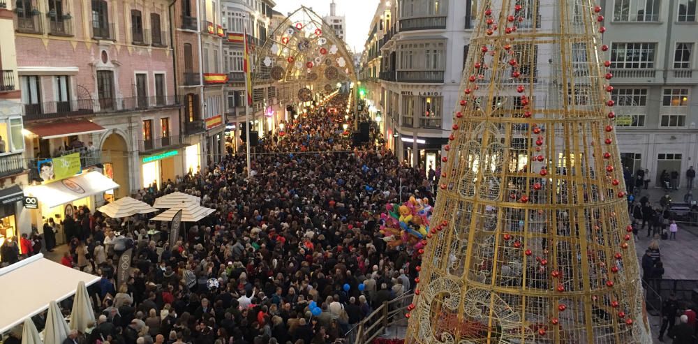 Desde primera hora, abarrotada la calle Larios y su entorno. Imagen de antes del encendido.