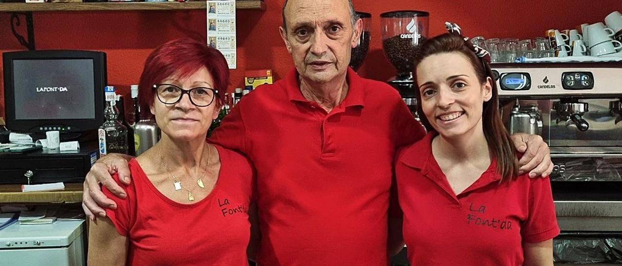 La familia Sánchez del Moral, gestores del bar la Font’da, cerrarán a finales de agosto. | PATRICIO SIMÓ