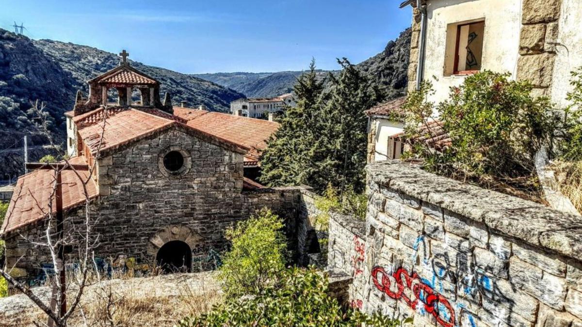 Al fondo, vista de la iglesia. | LOZ