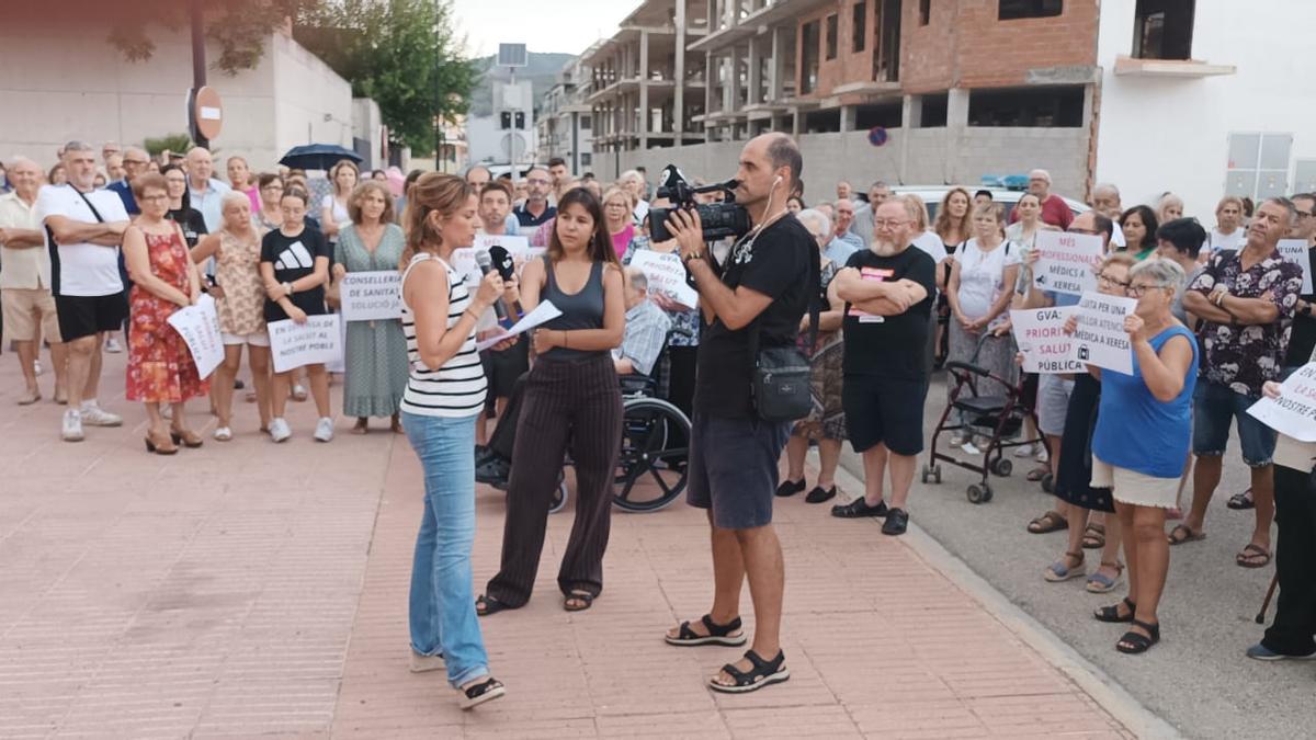 La manifestación del pasado 1 de agosto en Xeresa, donde los vecinos y el ayuntamiento exigió a la Generalitat más medios en su consultorio.