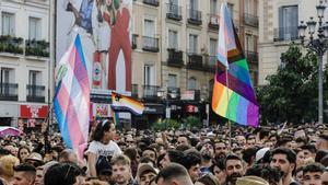 Asistentes a la lectura del pregón del Orgullo 2023 en la Plaza Pedro Zerolo, en Madrid.