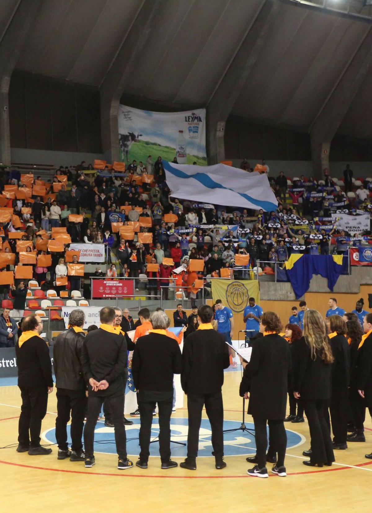 Mosaico en la grada durante el himno gallego. | // IAGO LÓPEZ