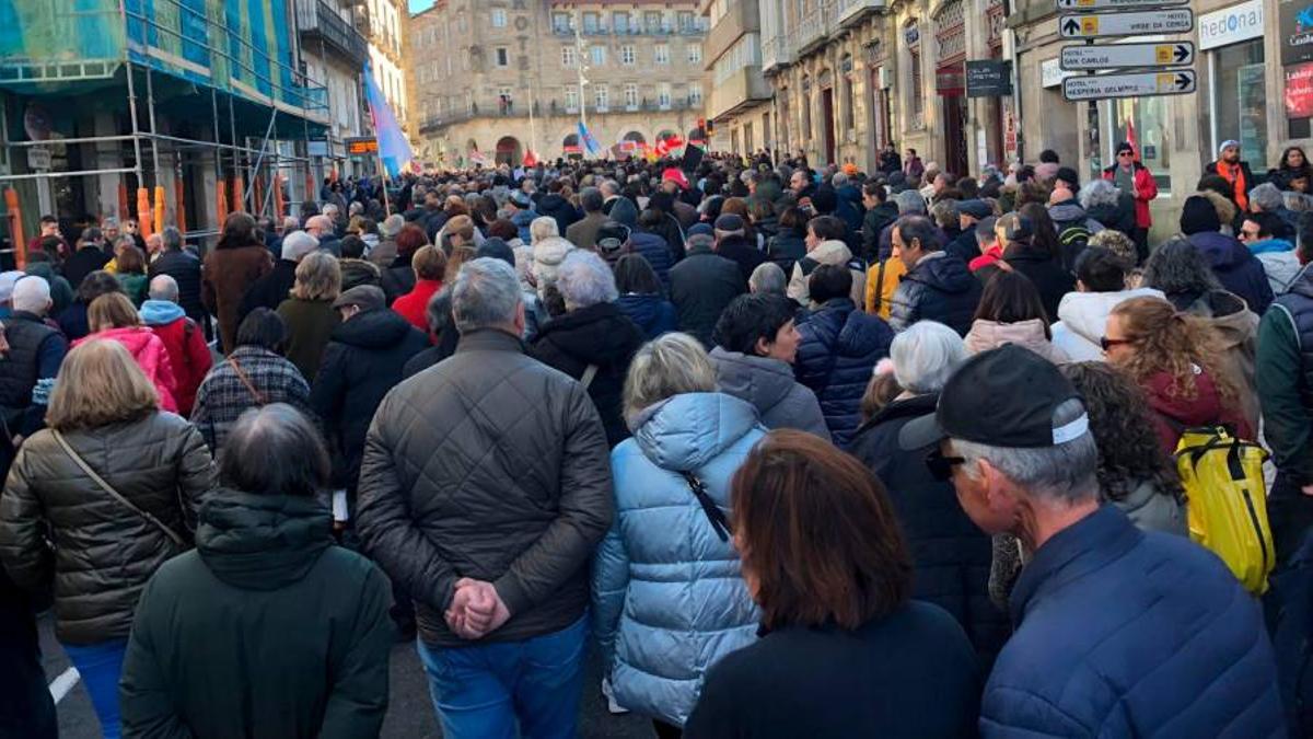 Decenas de miles de personas se manifiestan en Santiago por la sanidad ...