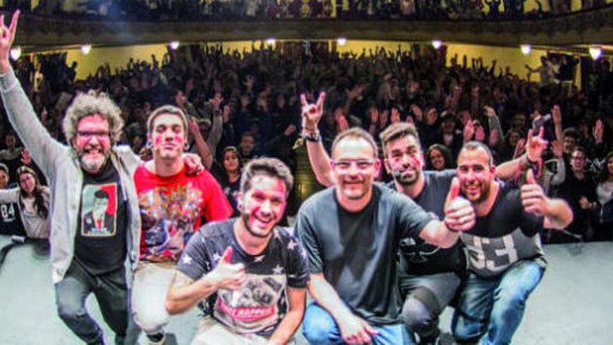 Un momento de la polémica actuación de Wismichu (tercero por la izquierda), el sábado en el teatro Guimerá.