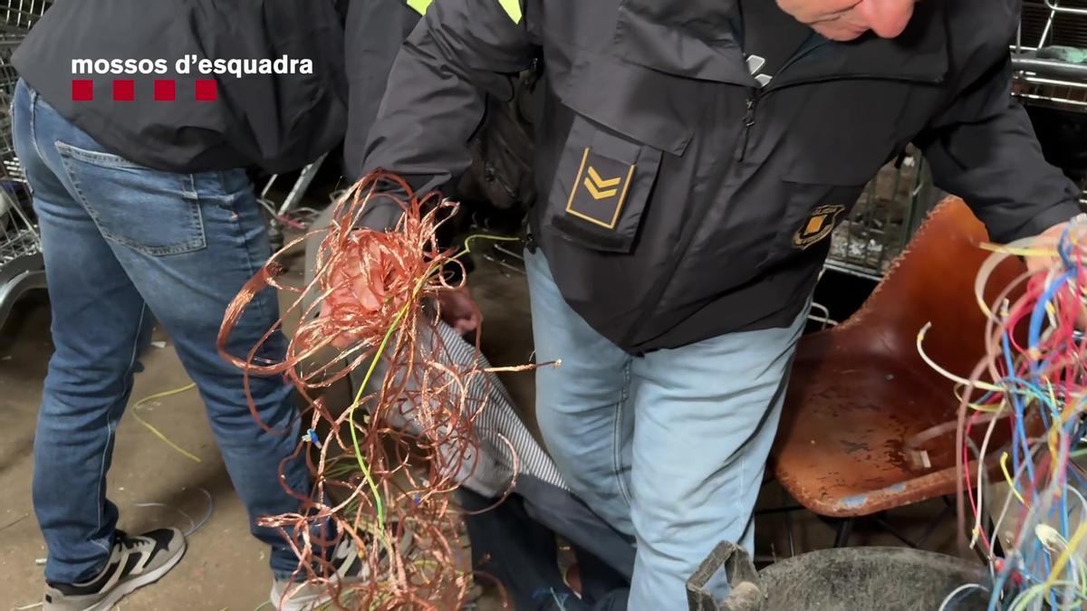 Imagen de la actuación de Mossos en una chatarrería