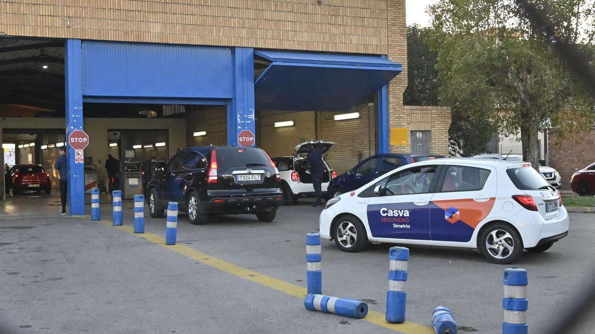 Cola en el acceso a la estación de ITV de la capital de la Plana (archivo).