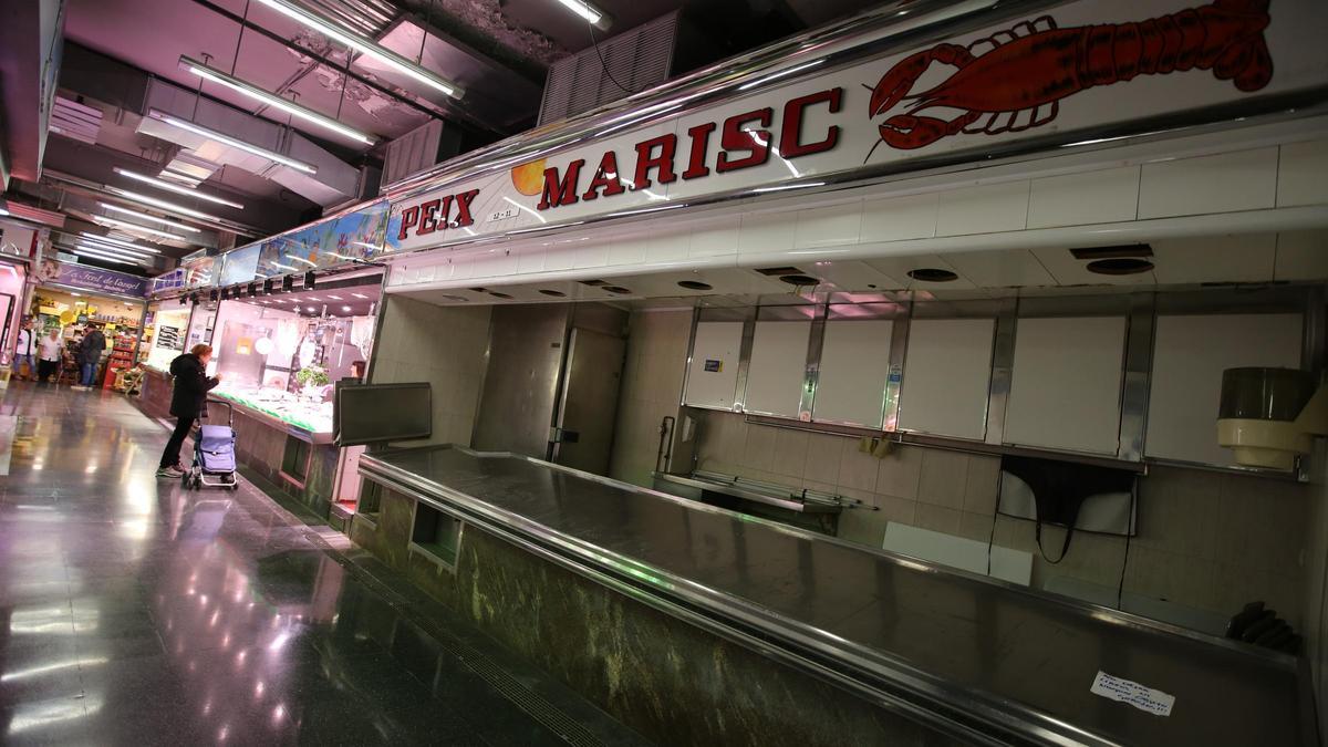 Una pescadería vacía en el mercado de Lesseps, en Barcelona, en una imagen de archivo.