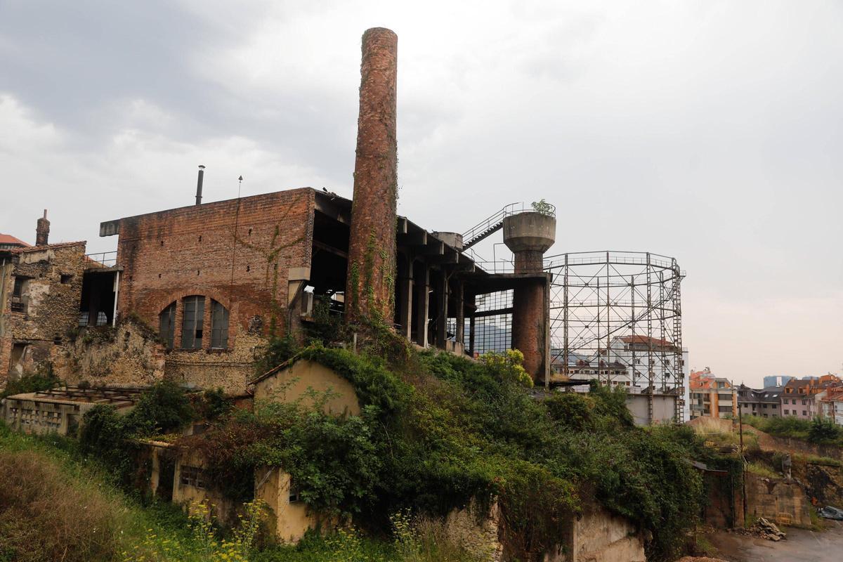 La marquesina, la chimenea, el depósito y el gasómetro de la Fábrica de Gas.