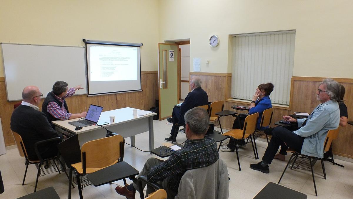 Reunión de las AAVV del distrito Centro sobre el PGOM en la Casa Ciudadana.