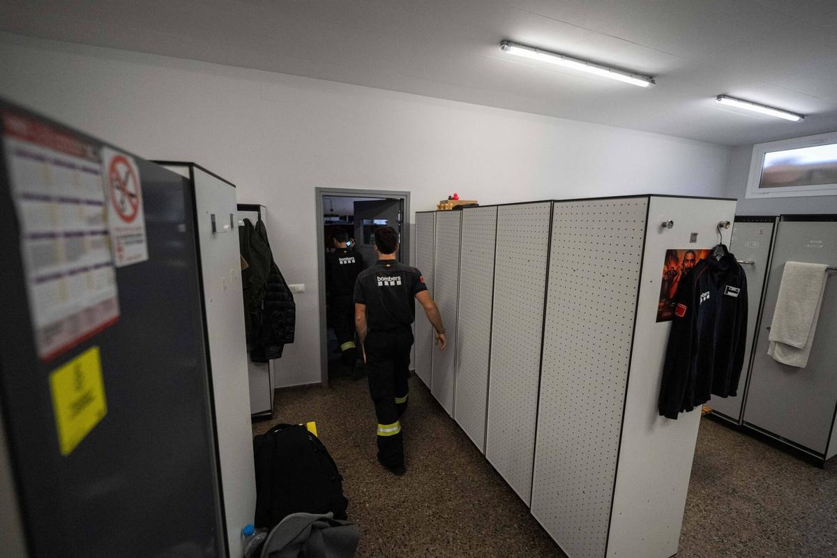 Lloret de Mar, 18/11/2025. SOCIEDAD. Vestuarios inclusivos en el parque de Bomberos de Lloret, uno de los tres parques que ya cuentan con este nuevo modelo de espacios adaptados. Foto: Zowy Voeten / El Periódico