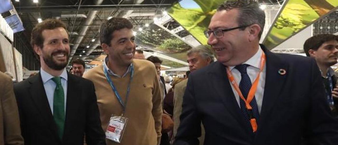 Carlos Mazón junto a Pablo Casado y el alcalde de Benidorm.