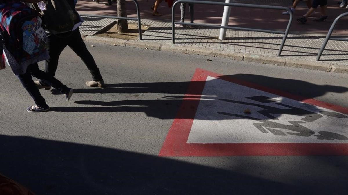 Menores a la salida de un centro escolar.