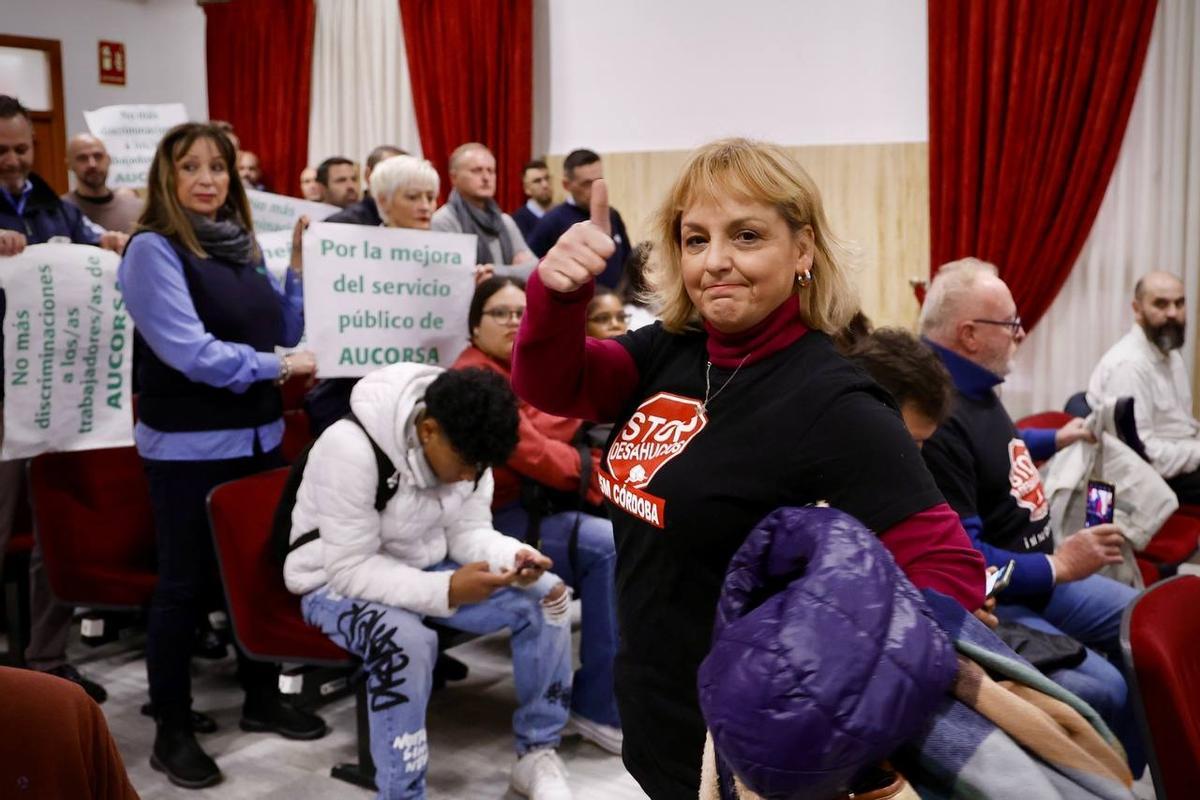 Los representantes de Stop Desahucios han dejado carbón al alcalde y luego han abandonado el salón de plenos.