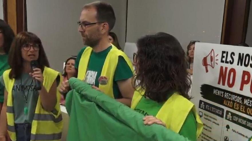 El portavoz de Vox en Ontinyent permite colgar la pancarta de apoyo a los docentes tras las emotivas palabras de una profesora