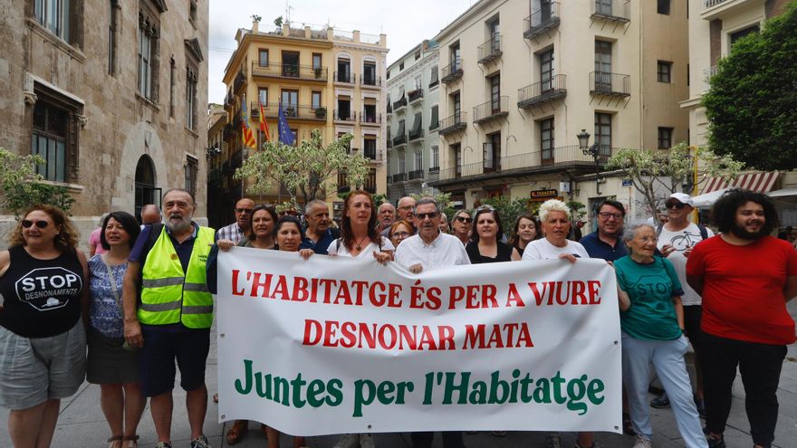 Protesta contra les polítiques de vivenda de Mazón: “Afavorixen l’especulació i estem al límit”