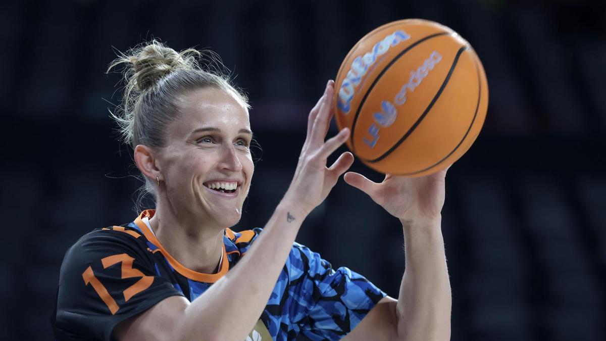 Entrevista con Leo Fiebich, jugadora del Valencia Basket: "Ver desde fuera lo que ha crecido Mariona Ortiz estos dos años es algo realmente bonito"