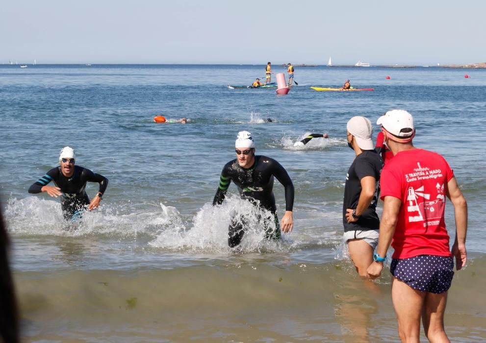 400 nadadores desafían a las aguas de Praia América. // Alba Villar