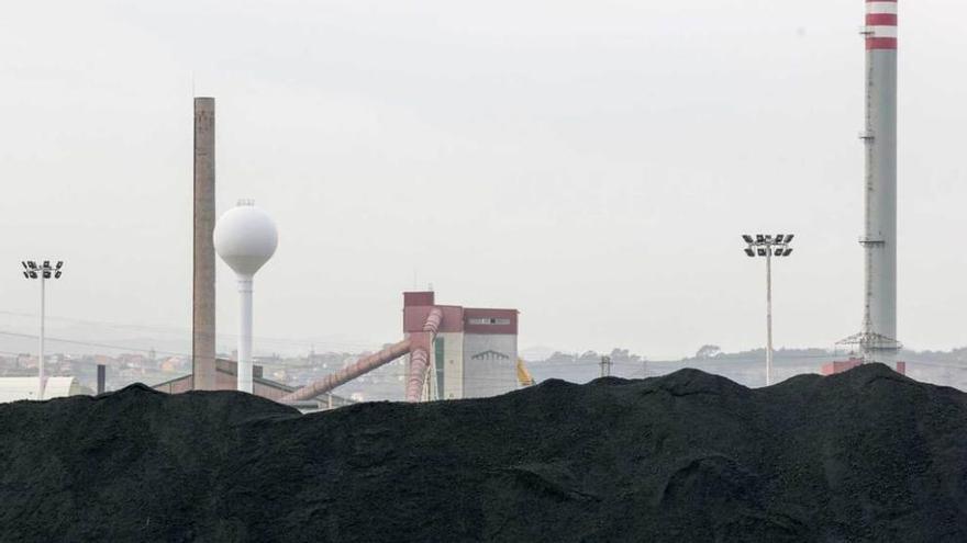 Pilas de carbón en el puerto de Avilés en diciembre de 2015.