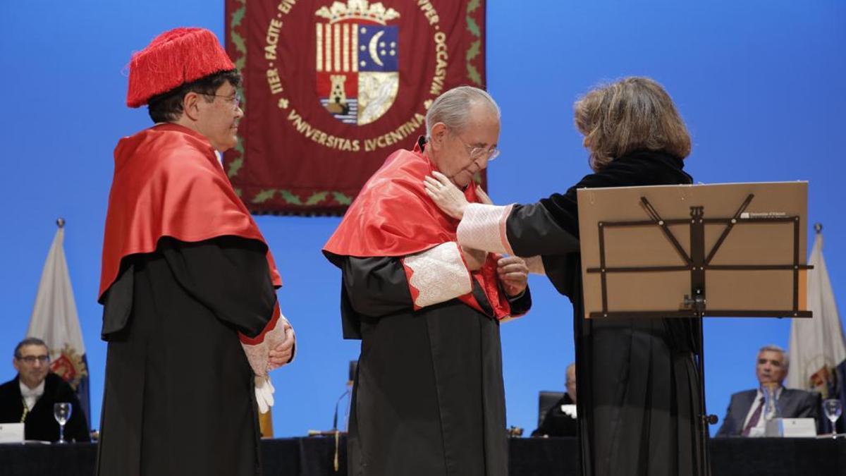 Juan Roca recibiendo la distinción de manos de la rectora de la Universidad de Alicante.