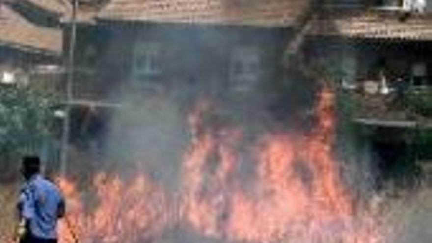 Un incendio amenaza una gasolinera frente a Llera