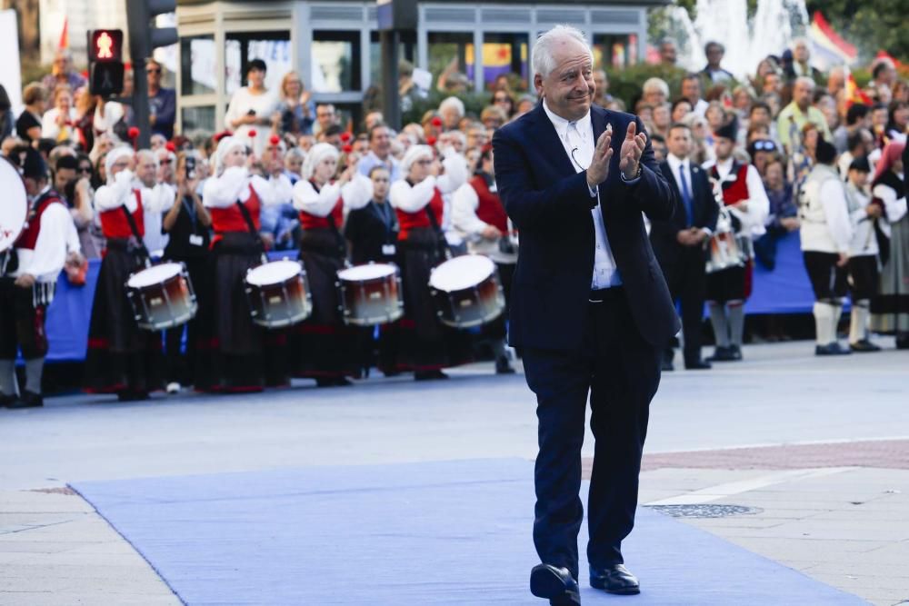 Desfile de los Reyes, personalidades y premiados en la alfombra azul