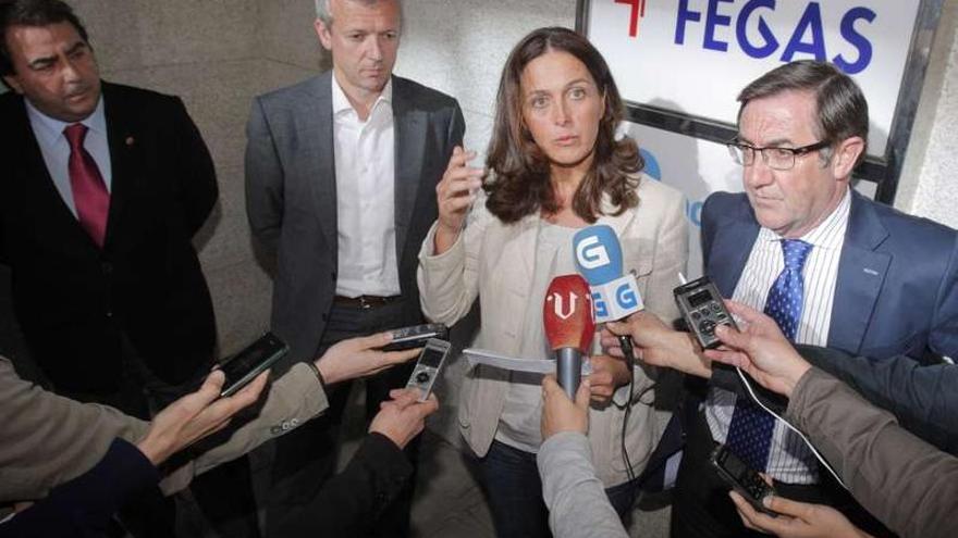 Currás, María Pardo, Rueda y Negreira, ayer a las puertas de la sede del PPdeG en Santiago.