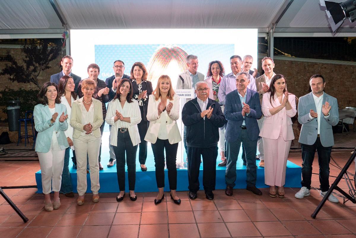 Tania Marí y Antoni Marí 'Carraca', en el centro, junto a los componentes de la lista municipal del PP de Sant Joan.